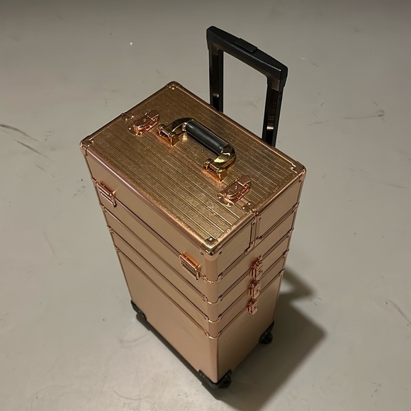 Rose gold, traveling makeup trolley. - Picture 1 of 4